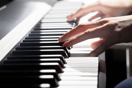 人彈鋼琴。特寫